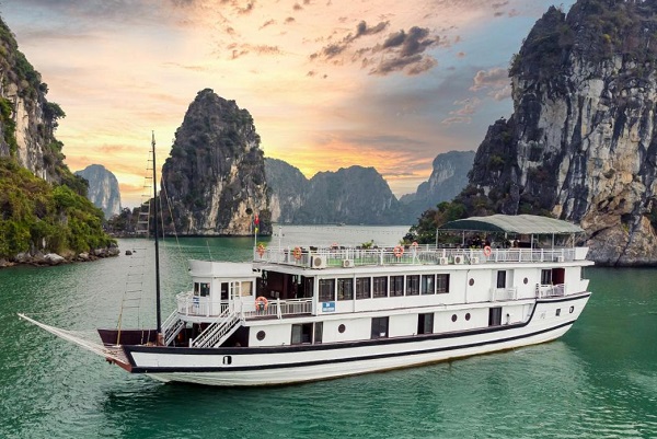 Hanoi - Halong 2 days 1 night on sailboat